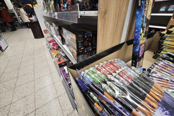 Polizei im Einsatz während Silvesterfeierlichkeiten, Menschenmenge, Feuerwerk und Sicherheitsmaßnahmen.