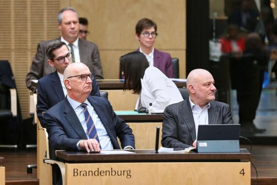 Politiker diskutieren über Brandenburgs Regierungs- und Koalitionskrise, mögliche Veränderungen stehen an.