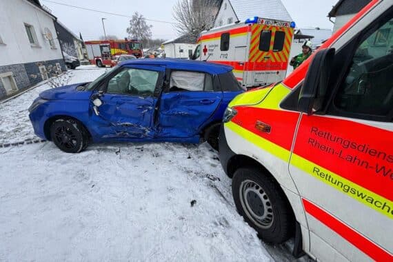 Rettungswagen und Pkw kollidieren, Feuerwehr sichert Einsatzstelle, drei Personen leicht verletzt.