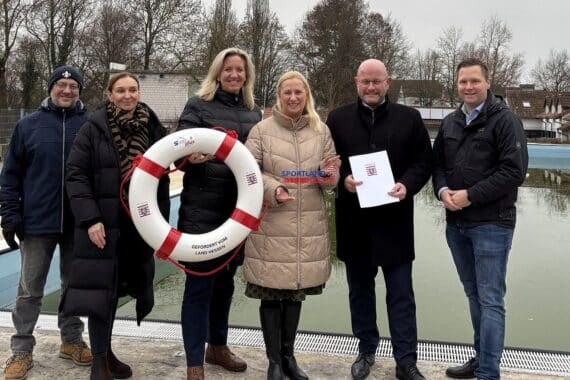 Staatsministerin überreicht Förderbescheid für Freibad-Sanierung an Bürgermeister in Riedstadt.