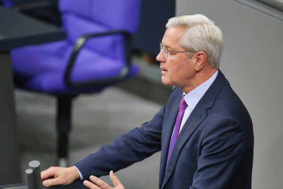 Norbert Röttgen spricht für Unterstützung und Solidarität mit der iranischen Opposition.