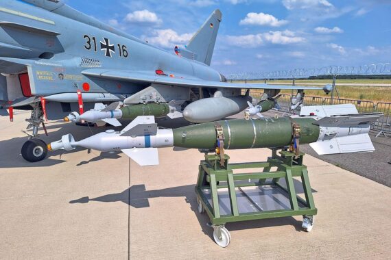 Gleitbombe GBU-48 symbolisiert Rüstungsfragen und finanzielle Herausforderungen Deutschlands in der Verteidigungspolitik.