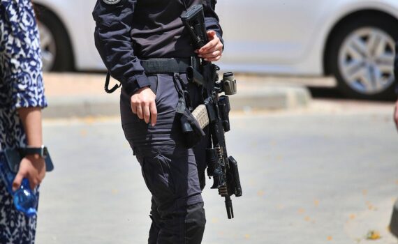 Ein israelischer Soldat mit Rüstungsgütern, symbolisiert steigende Rüstungsexporte nach Israel.