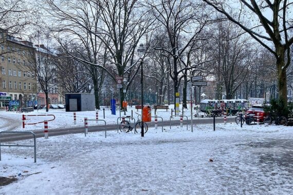 Schneebedeckte Gehwege in Berlin, Zeichen für notwendige Verbesserungen im Winterdienst.