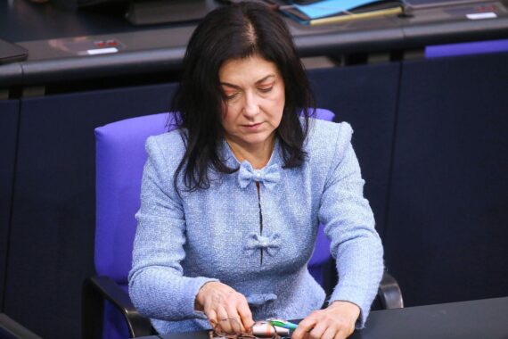 Politiker diskutieren Energiemaßnahmen, Kritik an Ministerin Katherina Reiche, Forderung nach mehr Schutz der Infrastruktur.