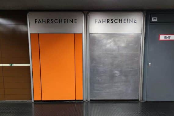 Fahrscheinautomat entfernt, symbolisiert Debatte über Entkriminalisierung des Fahrens ohne Ticket in Deutschland.