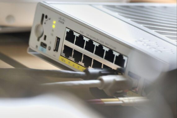 Netzwerk-Patchpanel symbolisiert digitale Infrastrukturförderung in Sachsen-Anhalt für transformative Projekte.