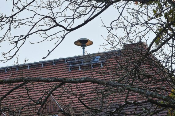 Ein Bild von einer modernen Sirene im Einsatz für Katastrophenschutz in Sachsen-Anhalt.