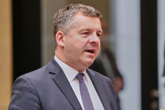 Sven Schulze spricht vor einer Wahl und kritisiert die AfD scharf.