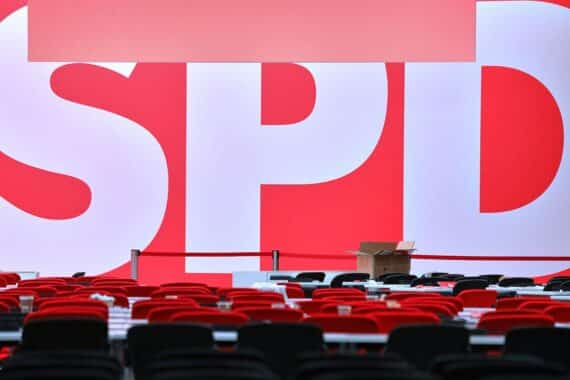 SPD-Logo mit dem Slogan zur flächendeckenden Spurensicherung für Opfer sexualisierter Gewalt.