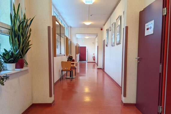 Lehrer und Schüler in einer Schulumgebung, symbolisch für Gesundheitsförderung und Unterstützung.