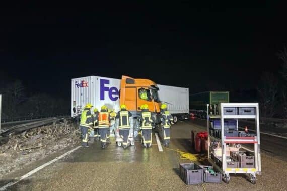 Sattelzug nach Unfall auf Autobahn quer zur Fahrbahn, Polizei sucht Zeugen.