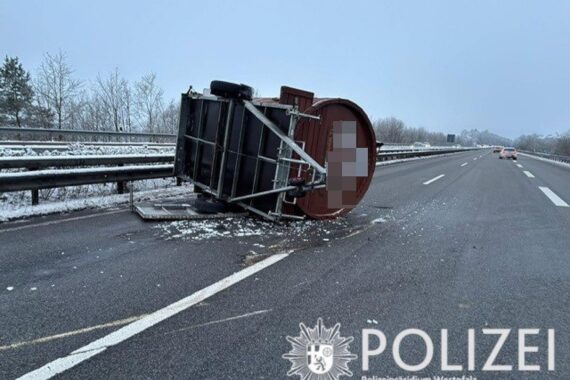 Saunafass liegt auf Autobahn, Unfall verursacht Verkehrsbehinderungen, keine Verletzten, erheblicher Sachschaden.