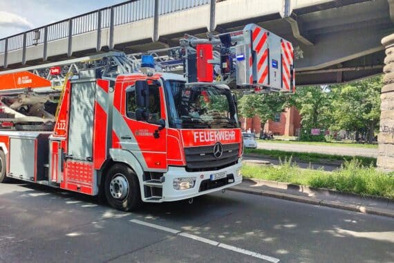 Feuerwehr im Einsatz gegen Brand in Dielheim, Anbau bedroht angrenzendes Wohnhaus.