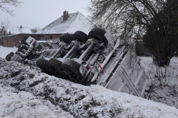 Lkw-Unfall bei Schneeverwehungen: Chaos auf den Straßen, Polizei warnt vor weiteren Risiken.