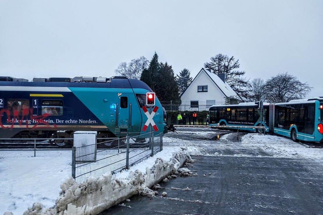 Schulkinder warnen mit Handylichtern vor festgefahrenem Schulbus auf Bahnübergang in Ottendorf
