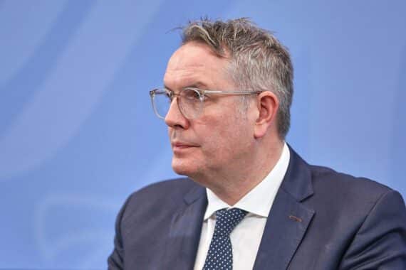 Alexander Schweitzer fordert mehr Engagement der Bundesregierung für die deutsche Wirtschaft im Jahr 2026.