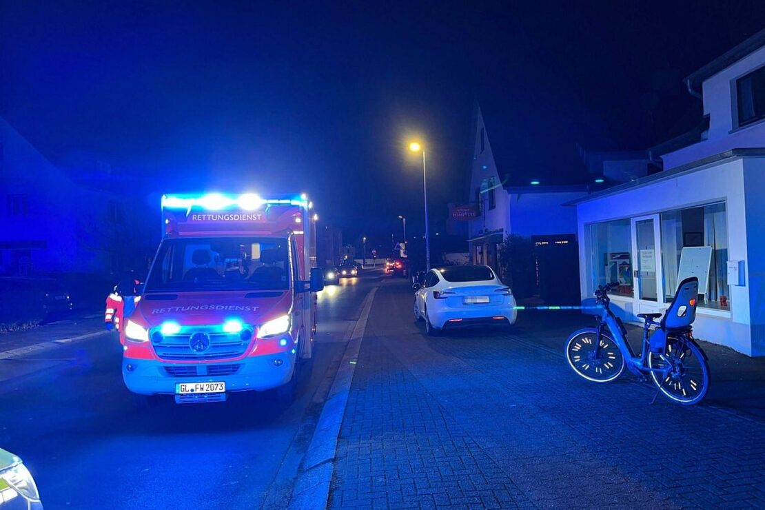 Schwere Verletzungen nach Unfall mit geöffneter Autotür in Bergisch Gladbach