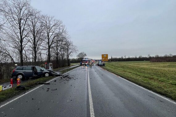 Unfallstelle mit beschädigten Fahrzeugen, Rettungskräften und Polizeiabsperrung auf der Bundesstraße 235.