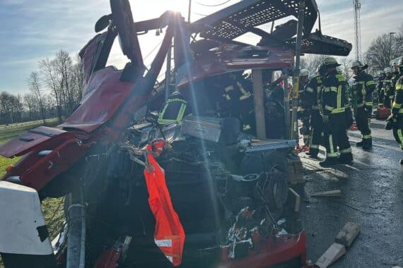 Schwerer Unfall auf Autobahn; Feuerwehr befreit eingeklemmten Fahrer, Rettungshubschrauber im Einsatz.