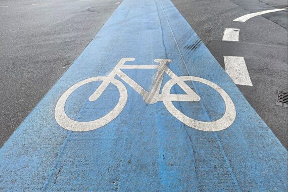 Zusammenstoß zweier Radfahrerinnen auf einem Radweg, Polizei und Rettungsdienst im Einsatz.