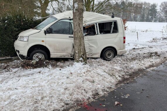 VW-Bus gegen Baum, Unfallstelle mit Polizei und Rettungskräften in winterlicher Landschaft.