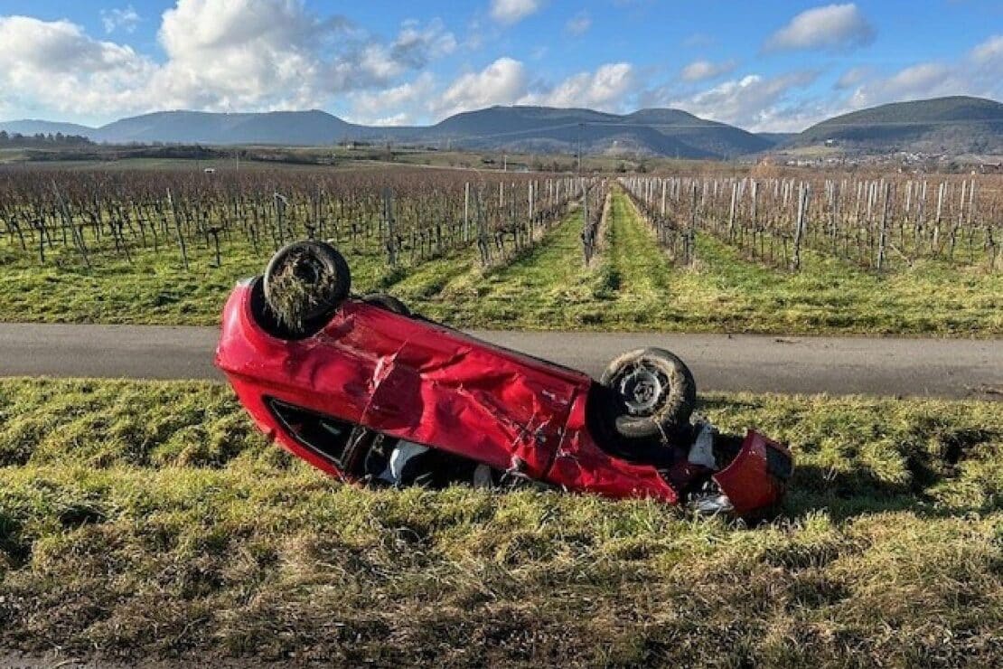 Schwerer Verkehrsunfall bei Maikammer – Auto überschlägt sich mehrfach