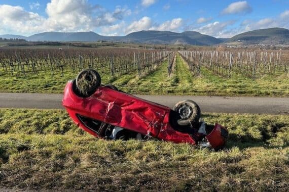 Verkehrsunfall: schwer beschädigter PKW, Polizei vor Ort, Rettung und Bergung im Hintergrund.