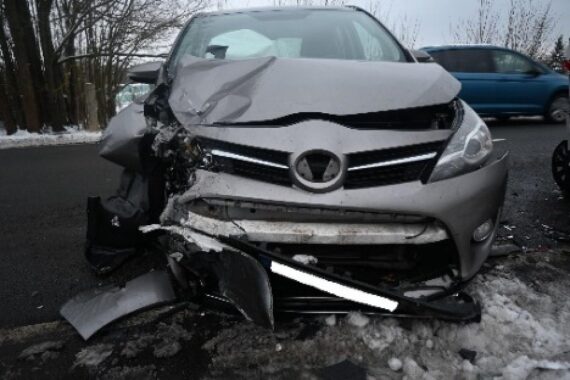 Schwerverletzter Autofahrer nach Auffahrunfall auf Bundesstraße, Polizei und Rettungskräfte im Einsatz.