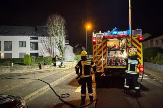 Brand von Mülltonnen in Kriftel, Feuerwehr im Einsatz nach Silvesterfeuer.