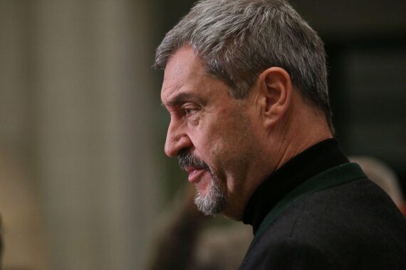 Markus Söder diskutiert politische Reaktionen zu Maduro in einem Konferenzraum während Klausurtagung.