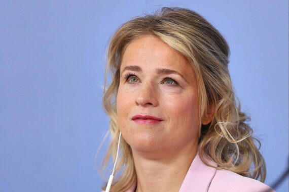 Verena Bentele diskutiert Reformvorschläge zur Sozialstaatlichkeit in Deutschland, betont Digitalisierung und Gerechtigkeit.