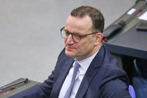 Jens Spahn diskutiert Abschaffung des Beleidigungsparagraphen im politischen Kontext.
