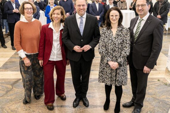 Feierliche Amtseinführung neuer Abteilungsleiterinnen in Ulm mit Bürgermeister und Stadtvertretern.