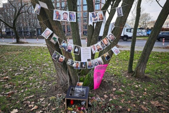Gedenken für verstorbene Obdachlose, symbolisierender Kerzenlicht und winterliche Kälte.