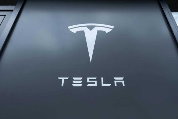 Tesla (TSLA) am 23.01.2026: Aktueller Preis bei 379,40 € – Tendenz stabil.