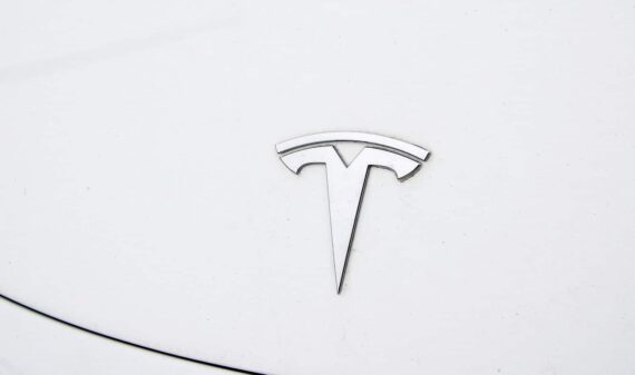 Tesla (TSLA) am 28.01.2026: Aktueller Preis bei 360,51 € – Tendenz stabil.