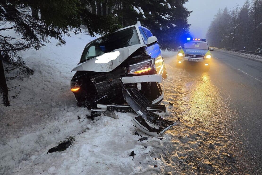 Transporter prallt nach Abkommen von Fahrbahn gegen Baum im Oberharz