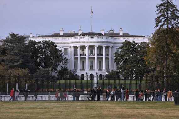 Donald Trump spricht im Weißen Haus über Zölle und Grönlands strategische Bedeutung.