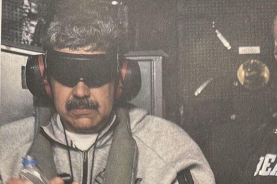 Nicolás Maduro in Trainingsanzug, Kopfhörern, Wasserflasche, auf USS Iwo Jima nach Festnahme.