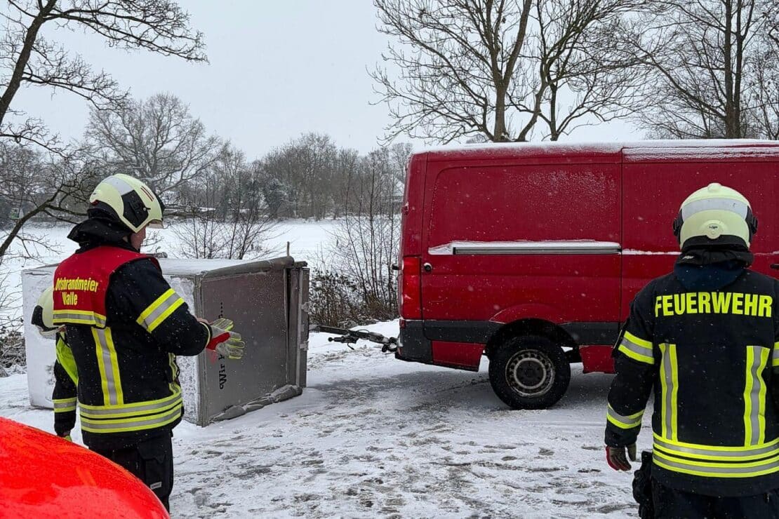 Umgestürzter Anhänger blockiert Bundesstraße bei Aurich