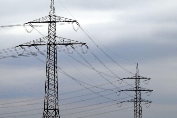 Hochspannungsleitungen als Symbol für Deutschlands Energieinfrastruktur und deren Schutzanforderungen.