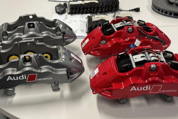 Autoteile, insbesondere Bremsanlagen, aus Diebstahl, die von der Polizei sichergestellt wurden.