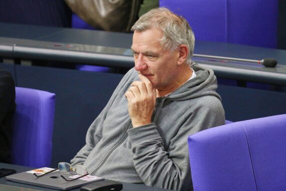 Jan van Aken fordert härtere Sanktionen gegen Trump wegen immoralen Handlungen in der Außenpolitik.