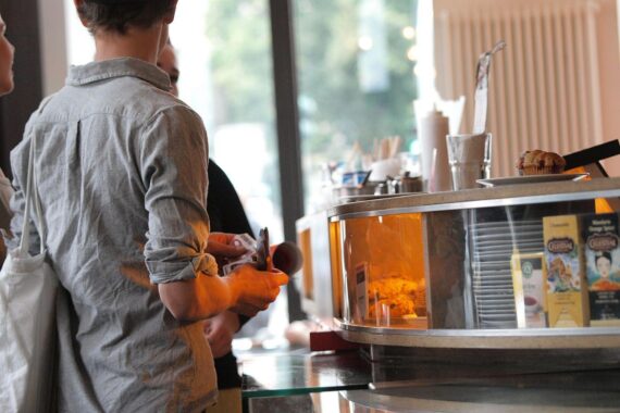 Preiserhöhung in Sachsen-Anhalt: Gastronomie und Lebensmittel verteuern sich, Bekleidung günstiger.