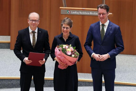 Verena Schäffer wird von André Kuper im Landtag zur Ministerin vereidigt.