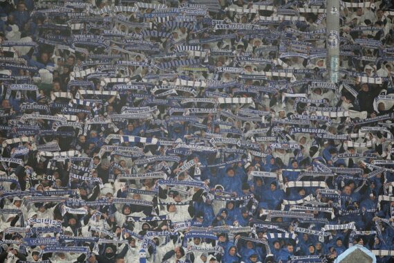 Fans des 1. FC Magdeburg jubeln im Stadion, Atmosphäre vor dem Heimspiel gegen Hannover 96.
