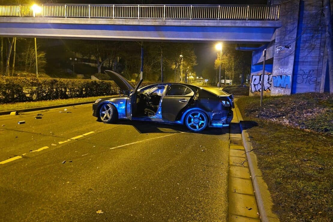 Verkehrsunfall blockiert Bergstraße in Mülheim an der Ruhr