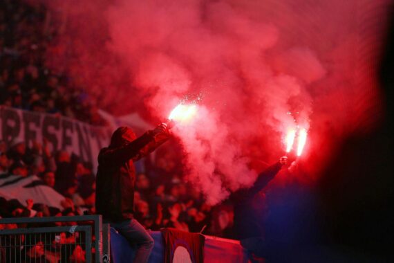 Fans entzünden Pyrotechnik im Stadion, was zu Geldstrafe für VfL Bochum führt.
