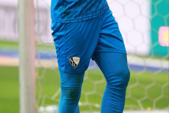 VfL Bochum präsentiert Neuzugang Mikkel Rakneberg: junger Spieler mit Rückennummer 18.